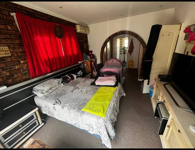 3 BEDROOM HOUSE FOR SALE IN DERSLEY